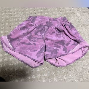 Lululemon women’s size 2 tall Hotty hot pink camo shorts